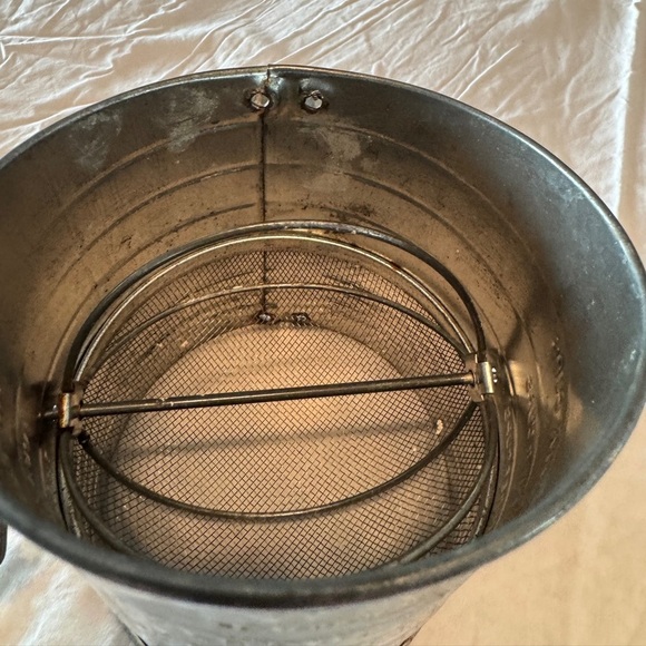 Bromwell’s vintage 5 cup hand sifter - Picture 7 of 8